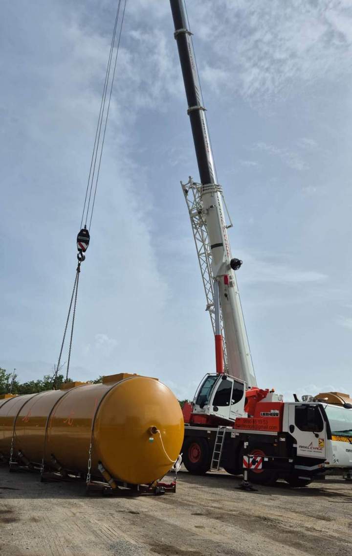 Levage et installation d’une cuve d’hydrocarbure