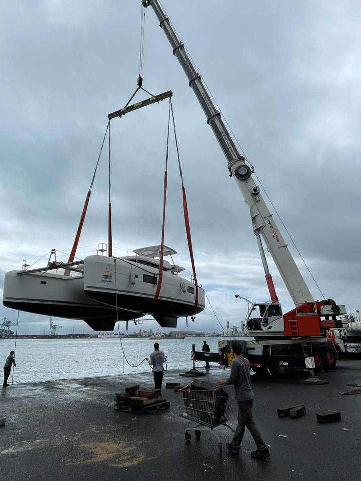 Levage et mise à l'eau d'un catamaran