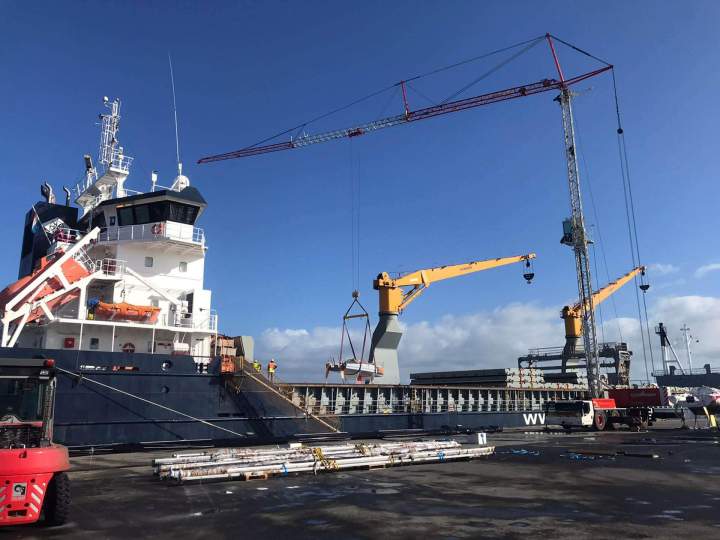 Opération de manutention portuaire – déchargement de la cale d’un navire
