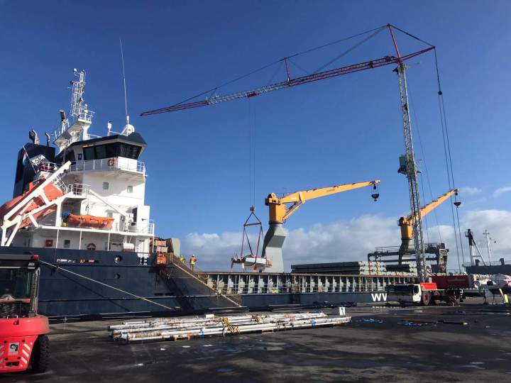 Opération de manutention portuaire – déchargement de la cale d’un navire