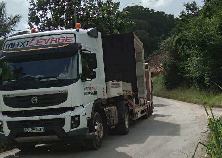 Transport d'un dalot en béton sur porte engin