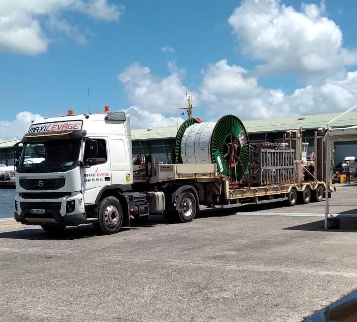 Transport d’un touret métallique et de matériels divers sur porte engins