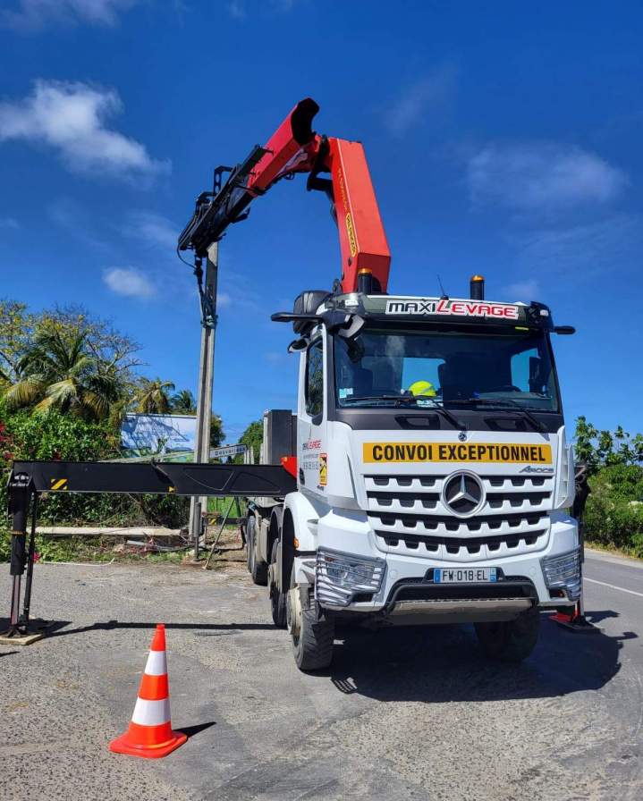 Transport et pose d'un poteau électrique